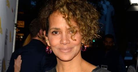 Halle Berry Bares All While Sipping Wine on。